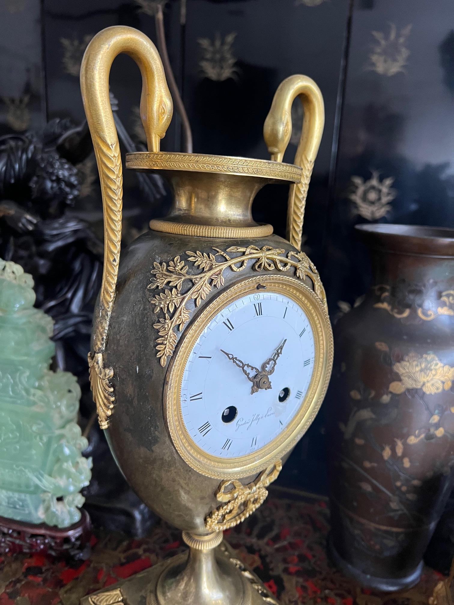 AN EARLY 19TH CENTURY EMPIRE PERIOD PATINATED AND GILT BRONZE MANTEL CLOCK - Bild 2 aus 7