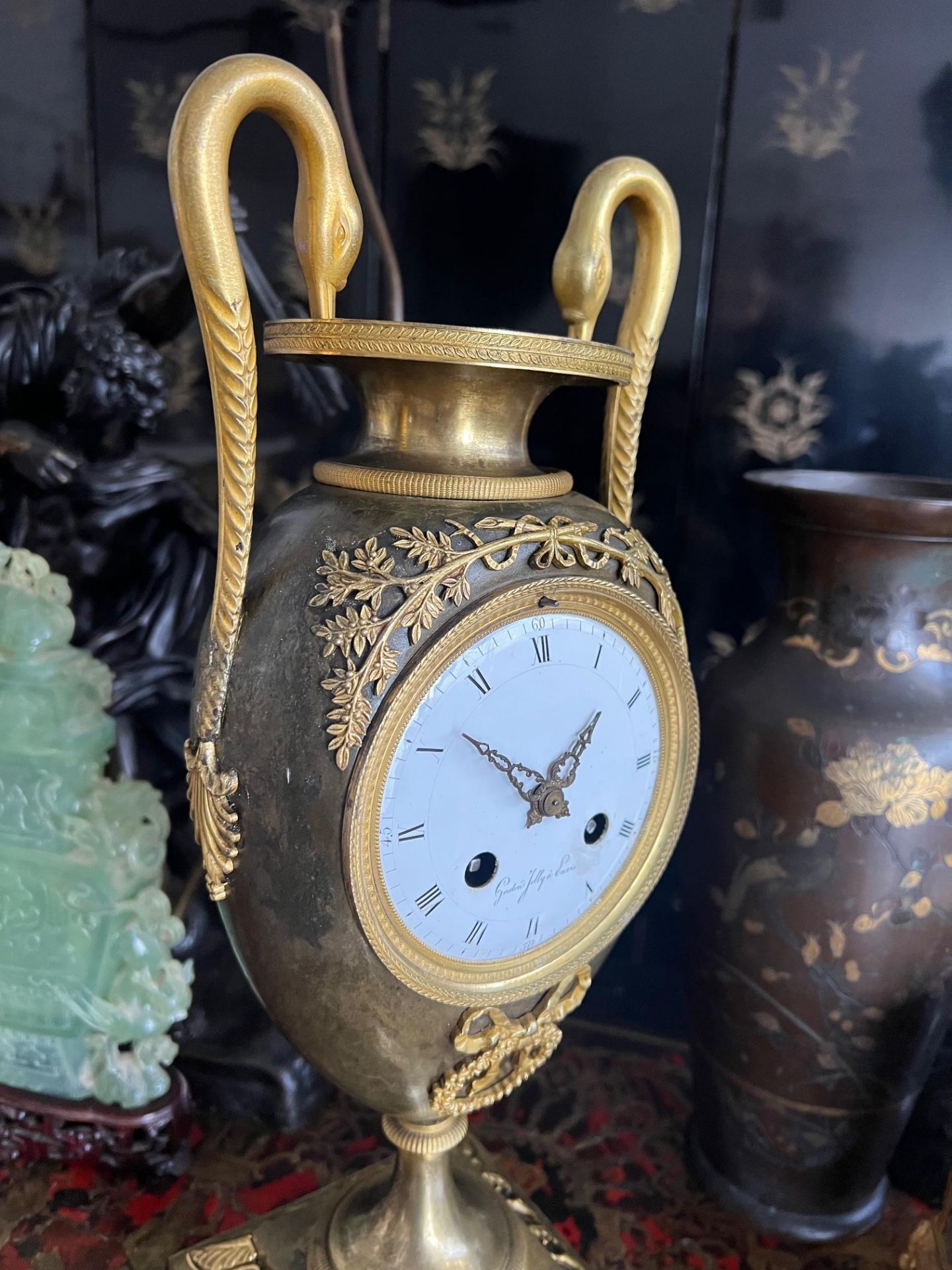 AN EARLY 19TH CENTURY EMPIRE PERIOD PATINATED AND GILT BRONZE MANTEL CLOCK - Image 2 of 7