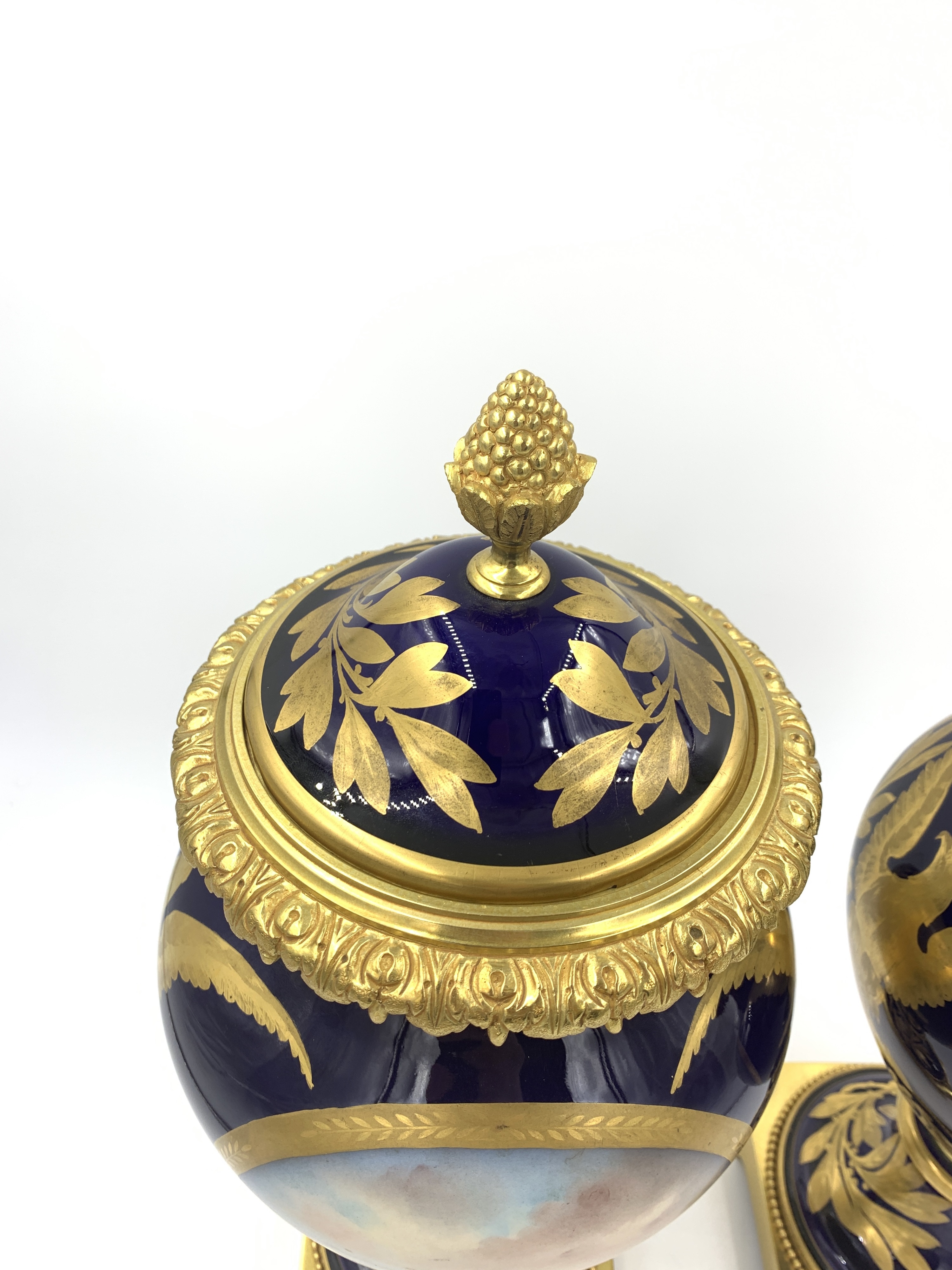 A FINE PAIR OF LATE 19TH / EARLY 20TH CENTURY SEVRES STYLE PORCELAIN NAPOLEON VASES - Image 14 of 14