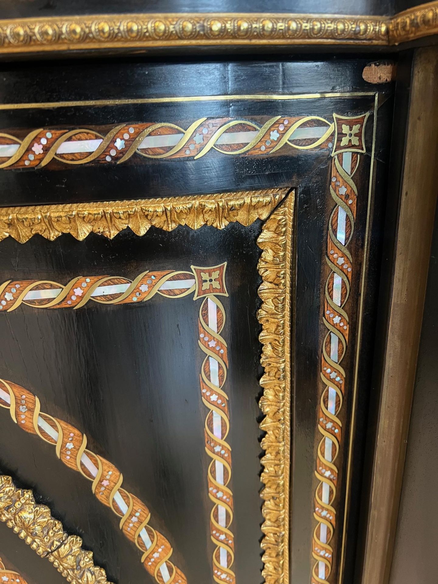 A FINE AND IMPRESSIVE 19TH CENTURY EBONISED, MOTHER OF PEARL AND ORMOLU MOUNTED CREDENZA - Image 7 of 8