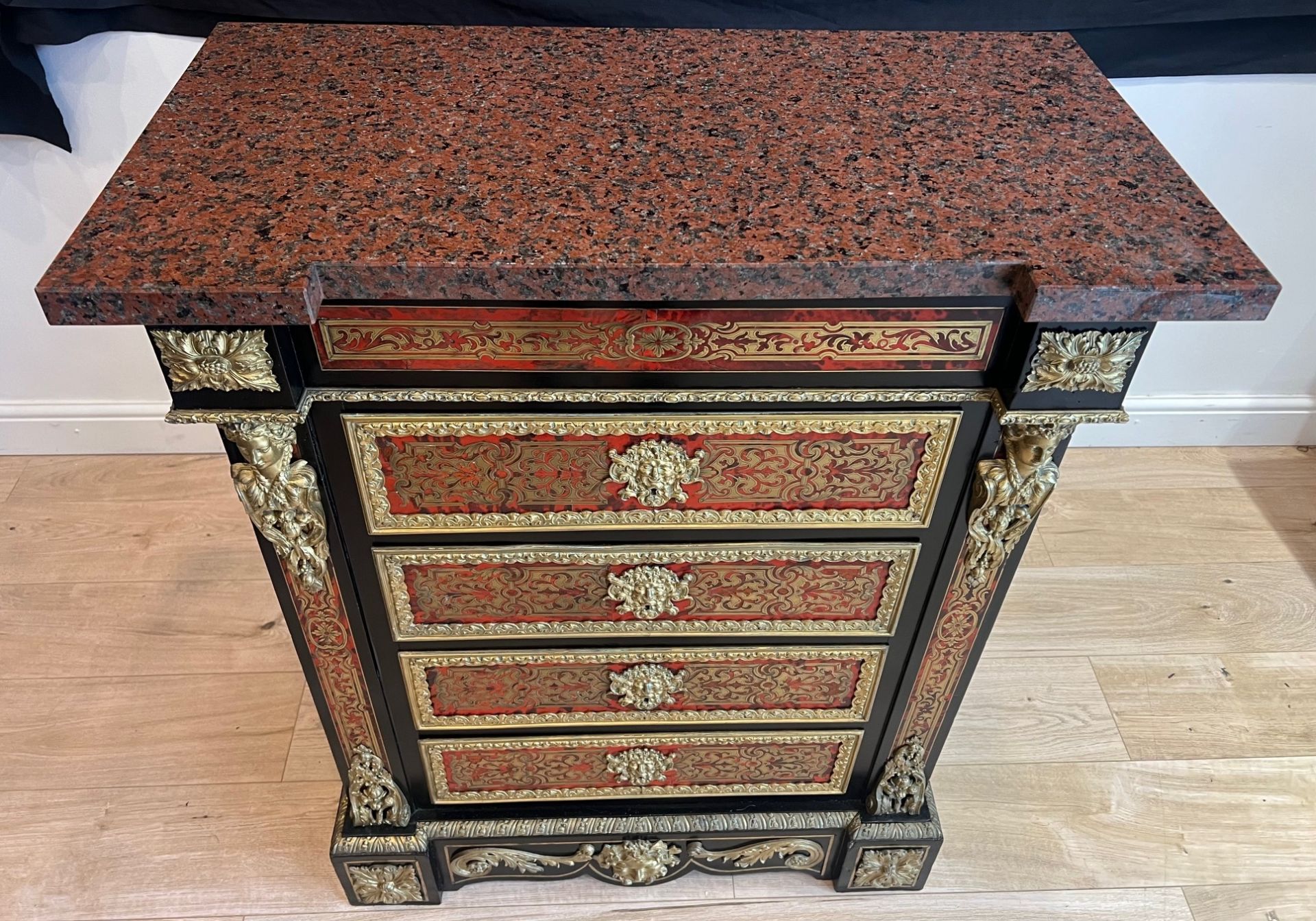 A FINE LATE 19TH CENTURY BOULLE STYLE TORTOISESHELL AND CUT BRASS CHEST OF DRAWERS - Image 6 of 8