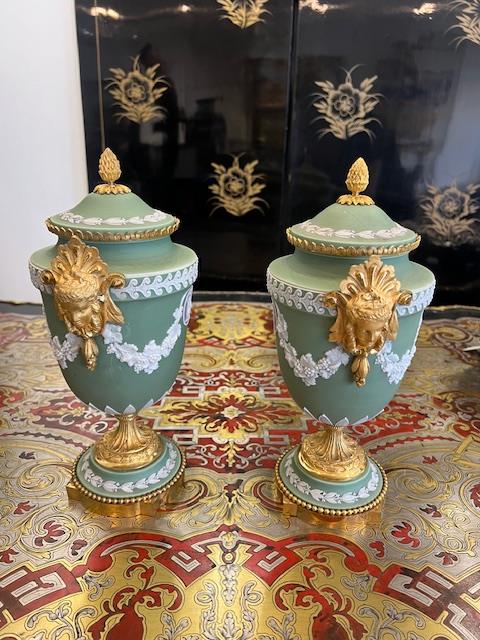 WEDGWOOD: A PAIR OF LATE 19TH CENTURY ORMOLU MOUNTED JASPER WARE VASES AND COVERS - Bild 9 aus 15