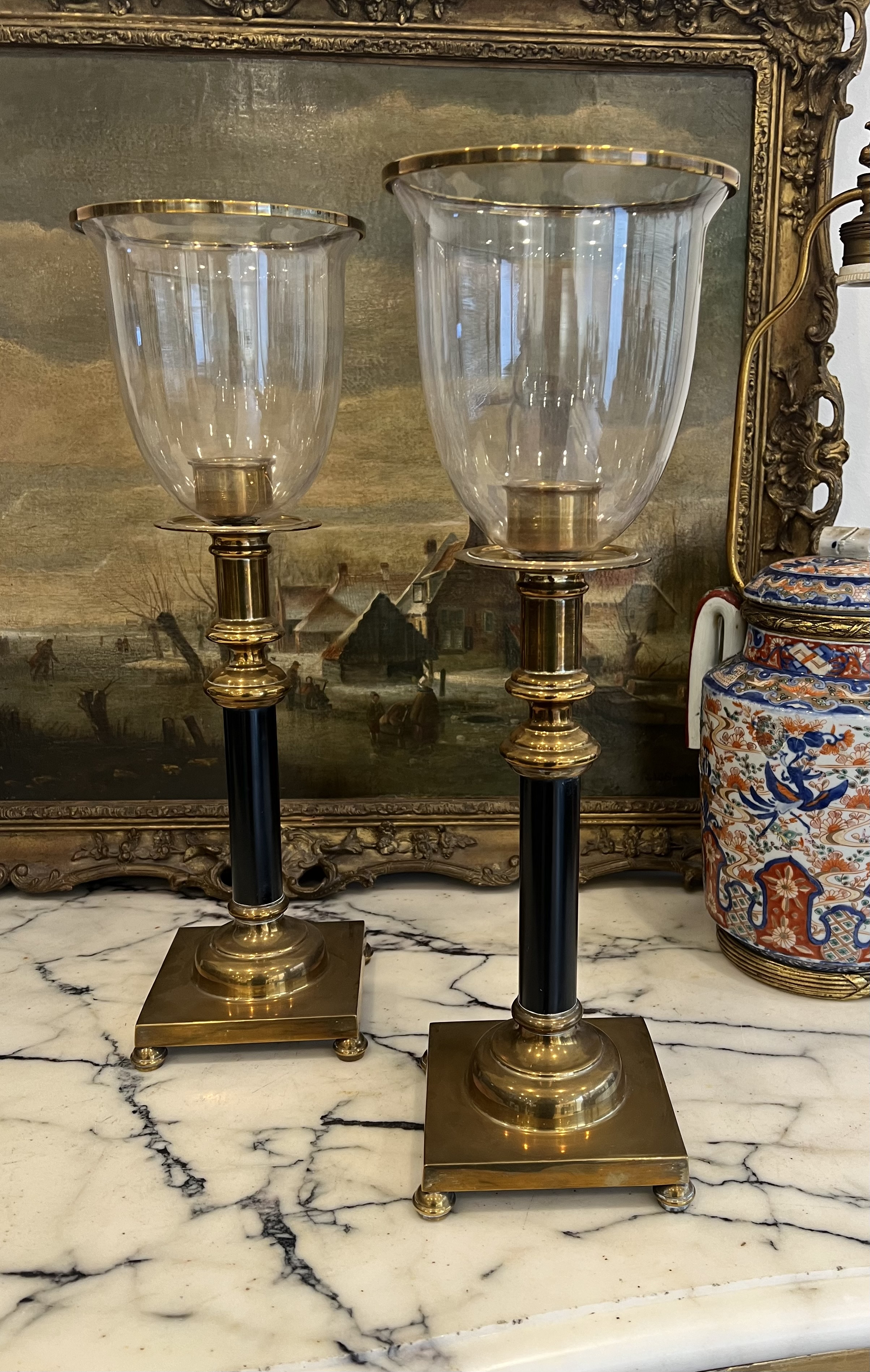 A PAIR OF REGENCY STYLE BRASS HURRICANE LAMPS - Image 2 of 4