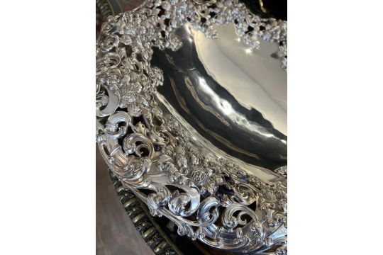 A VERY LARGE STERLING SILVER CENTREPIECE BY GORHAM, C. 1901, 4.6 KILOS - Image 7 of 11