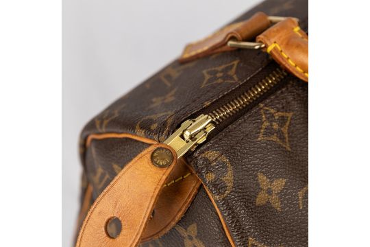 A LOUIS VUITTON SPEEDY 25 IN MONOGRAM CANVAS BAG, MADE IN FRANCE - Image 4 of 10