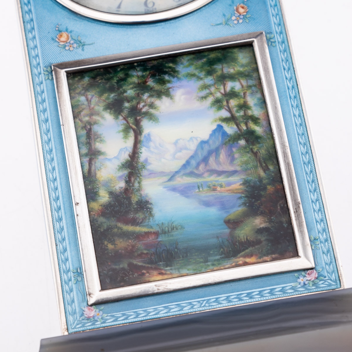 A FINE EARLY 20TH CENTURY SWISS SILVER AND GUILLOCHE ENAMEL TRAVEL CLOCK IN DISPLAY CASE - Image 13 of 31