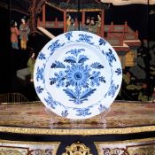 AN 18TH CENTURY DELFT WARE CHARGER