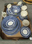 A TRAY OF ASSORTED BLUE/WHITE TEA DINNER WARE