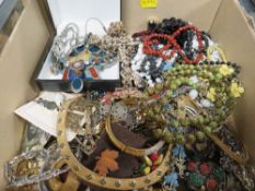A COLLECTION OF VINTAGE COSTUME JEWELLERY TO INCLUDE BROOCHES, NECKLACES, BEADS ETC SIGNED
