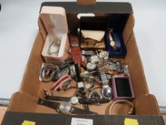 A TRAY OF ASSORTED MODERN AND VINTAGE WRIST WATCHES TO INCLUDE TIMEX, SEKONDA ETC