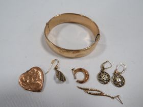 A SELECTION OF YELLOW METAL JEWELLERY TO INCLUDE ROLLED GOLD BANGLE TOGETHER WITH A SINGLE EARRING