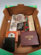 A SELECTION OF VINTAGE COSTUME JEWELLERY TOGETHER WITH TWO VINTAGE COMPACTS AND A BOXED WATCH