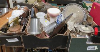 THREE TRAYS OF COLLECTABLES TO INCLUDE METAL WARE, OIL LAMP ETC
