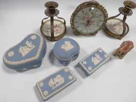 A TRAY OF ASSORTED SUNDRIES TO INCLUDE WEDGWOOD JASPERWARE