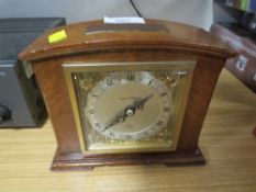 A WOODEN CASED ELLIOTT MANTLE CLOCK RETAILED BY MAPPIN AND WEBB WITH DEDICATED MAP TO TOP