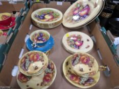 A TRAY OF ASSORTED AYNSLEY ORCHARD GOLD CERAMICS TO INCLUDE CUPS/SAUCERS SIDE/ DINNER PLATES ETC
