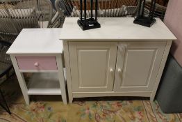 A MODERN WHITE TWO DOOR CABINET TOGETHER WITH A BEDSIDE TABLE (2)