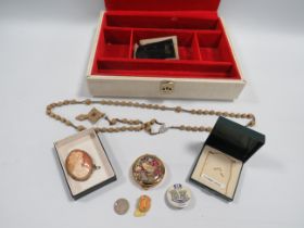 A SMALL COLLECTION OF VINTAGE JEWELLERY ETC TO INCLUDE CAMEO BROOCH IN SILVER MOUNT AND 9 CARAT GOLD