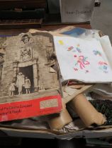 A TRAY OF SUNDRIES TO INCLUDE A VINTAGE BEAD CLUTCH BAG, LINEN ETC