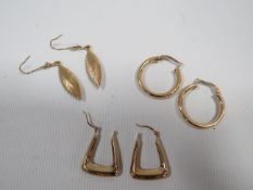 TWO PAIRS OF 9 CARAT GOLD EARRINGS APPROX 2.6g TOGETHER WITH ANOTHER PAIR OF EARRINGS