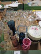A TRAY OF ASSORTED GLASSWARE TO INCLUDE DARTINGTON CRYSTAL