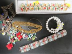 A SELECTION OF VINTAGE COSTUME JEWELLERY TO INCLUDE A MICRO MOSAIC PANEL LINK BRACELET , A YELLOW