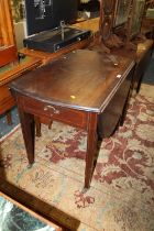 A LARGE 19TH CENTURY MAHOGANY PEMBROKE TABLE WITH INLAID DETAIL