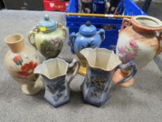 A CRATE OF ASSORTED DECORATIVE CERAMICS AND VASES (TRAY NOT INCLUDED)
