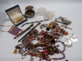 A BOX OF ASSORTED COSTUME JEWELLERY TO INCLUDE ACCURIST WRIST WATCH