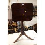 AN ANTIQUE MAHOGANY TILT TOP PEDESTAL TABLE