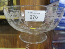 A VINTAGE FOOTED GLASS BOWL ENGRAVED WITH FRUITS OF THE VINE POSSIBLY STUART CRYSTAL