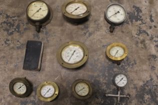 A TRAY OF VINTAGE BRASS PRESSURE GAUGES