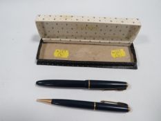 A PARKER FOUNTAIN PEN WITH 14K GOLD NIB TOGETHER WITH MATCHING PROPELLER PENCIL