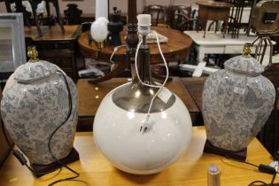 A PAIR OF LARGE MODERN CERAMIC TABLE LAMPS TOGETHER WITH ANOTHER LARGE LAMP (3)