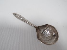 AN ANTIQUE ENGRAVED SILVER CADDY SPOON - BIRMINGHAM 1817