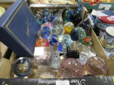 A TRAY OF ASSORTED GLASS PAPER WEIGHTS ETC TO INCLUDE CAITHNESS EXAMPLES