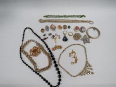 A QUANTITY OF VINTAGE JEWELLERY INCLUDING FRENCH JET NECKLACE