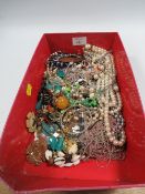 A SMALL TRAY OF VINTAGE COSTUME JEWELLERY