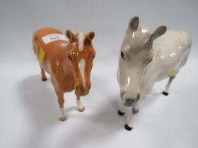 A BESWICK PALLAMINO PONY TOGETHER WITH A GREY BESWICK PONY