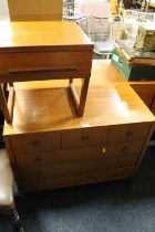 A RETRO TEAK SIX DRAWER CHEST - W 91.5 CM TOGETHER TIH A BEDSIDE TABLE