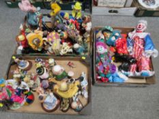 THREE TRAYS OF ASSORTED CLOWN MANIA TO INCLUDE FIGURINES, NOVELTY CLOWN TEA POTS AND CLOWN TOYS