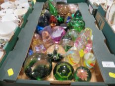 A TRAY OF ASSORTED GLASS PAPER WEIGHTS ETC TO INCLUDE CAITHNESS EXAMPLES