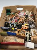 A TRAY OF VINTAGE COSTUME JEWELLERY TO INCLUDE BEAD NECKLACE, CUFFLINK'S ETC
