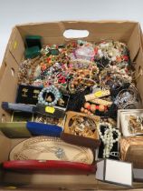 A TRAY OF VINTAGE COSTUME JEWELLERY TO INCLUDE BEAD NECKLACE, CUFFLINK'S ETC