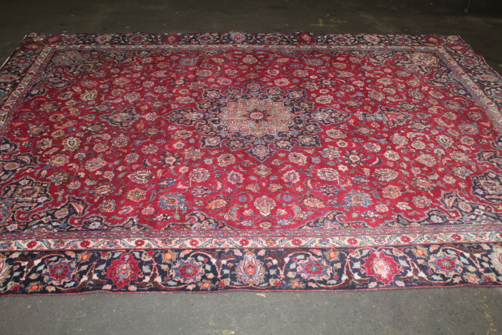 A LARGE EASTERN WOOLLEN RUG IN MAINLY RED AND BLACK PATTERN 377 x 275 cm - Bild 3 aus 14