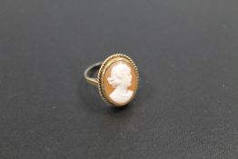 A HALLMARKED 9CT GOLD CAMEO RING approx weight 3.1g