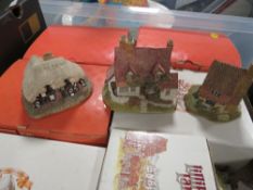 TRAY OF ASSORTED LILLIPUT LANE COTTAGES TO INCLUDE BOXED EXAMPLES