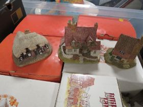 TRAY OF ASSORTED LILLIPUT LANE COTTAGES TO INCLUDE BOXED EXAMPLES