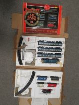 A SELECTION OF MODEL RAILWAY TO INCLUDE A BOXED HORNBY PICK-UP GOODS SET