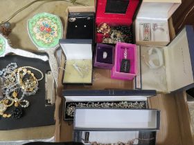 A TRAY OF ASSORTED COSTUME JEWELLERY AND DRESSING TABLE ITEMS ETC